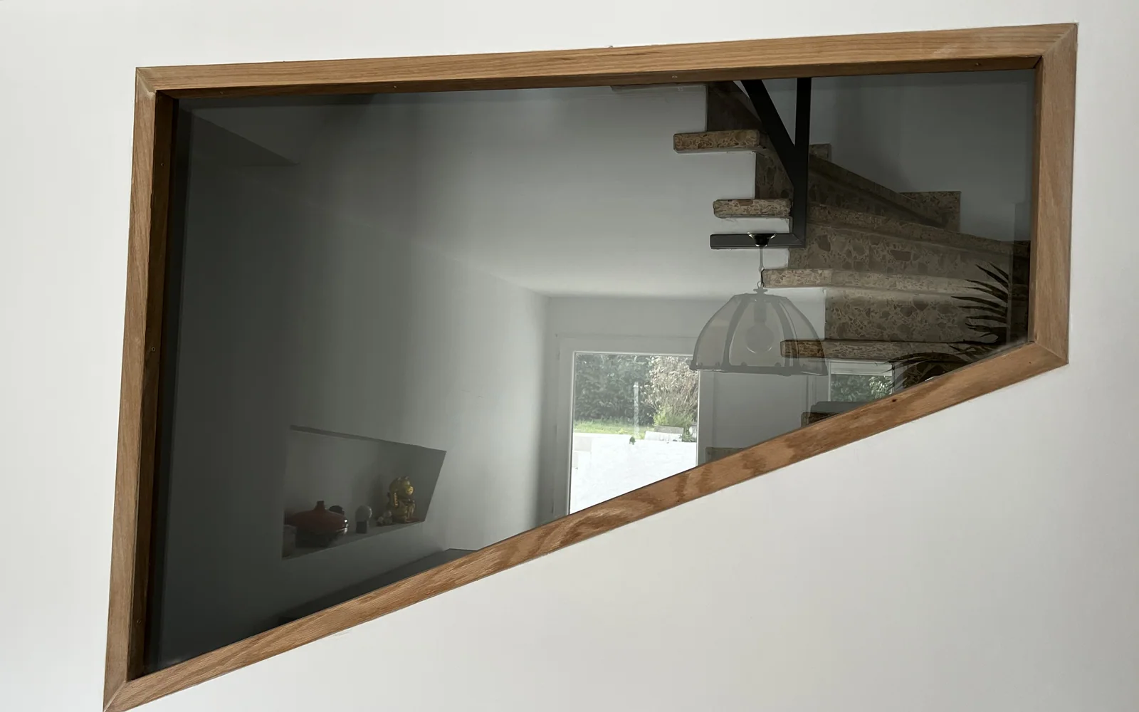 Ouverture vitrée sous escalier après finition