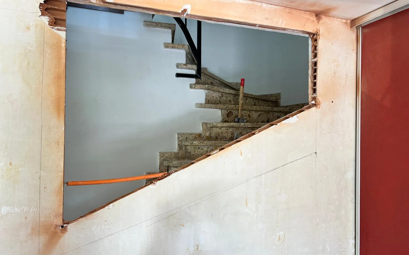 Ouverture sous escalier avant finition