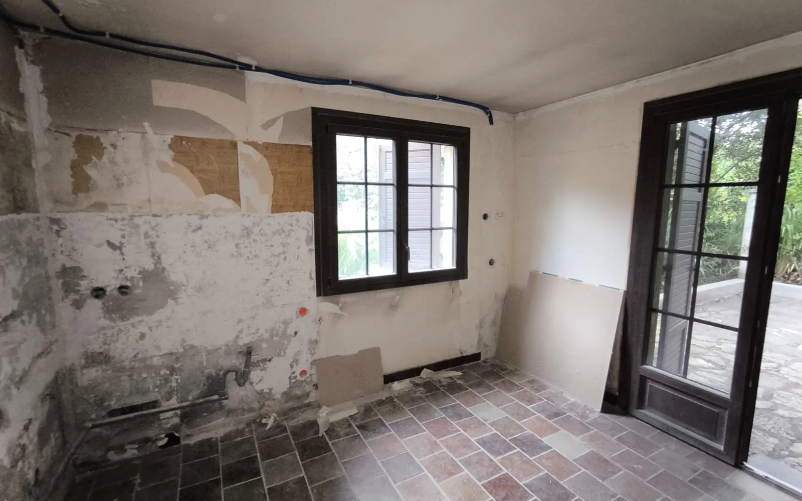 Cuisine déposée avant rénovation vue depuis le séjour