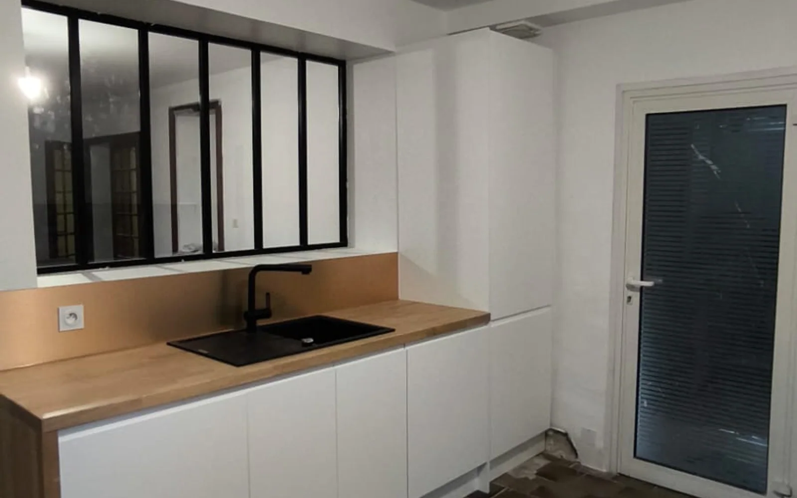 Cuisine blanche et bois avec verrière après travaux