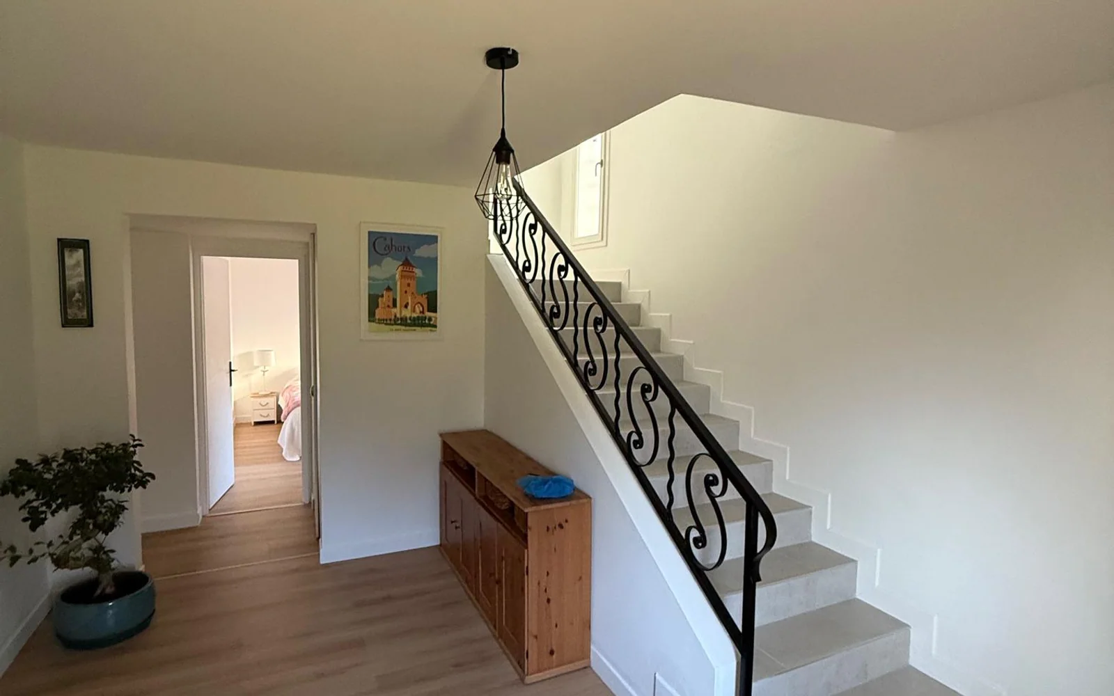 Intérieur rénové avec escalier et sol bois